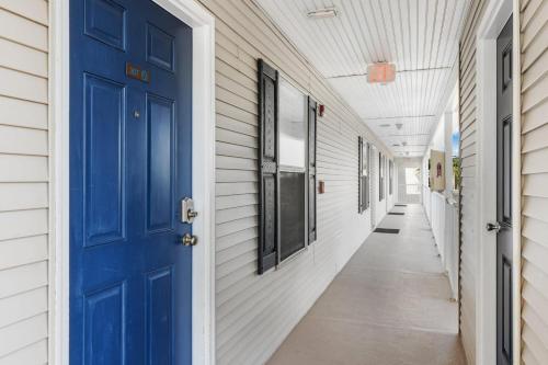 pasillo con puerta azul y paredes blancas en Grand Caribbean East, beach view, nearby beach access, en Destin