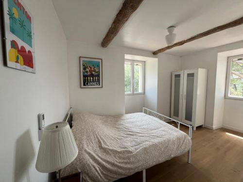 Postel nebo postele na pokoji v ubytování 3 pièces au 1er étage dans bastide grassoise