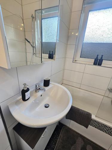 Bilik mandi di EcoCube 143 - Balkon, 3Zimmer, Waschmaschine, Backofen, Badewanne, 5P