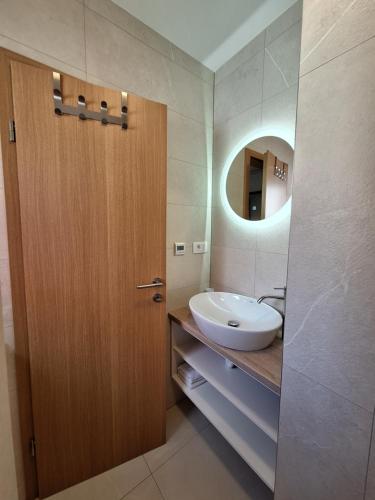 イモツキにあるLUXURY Apartment IMOTA,with private pool,big Free Parking,Car EVchargerの洗面台と鏡のあるバスルーム