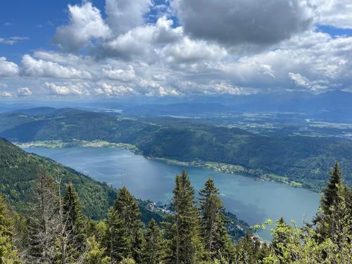 a view of a lake from the top of a mountain at Apartment Gerlitzen in Treffen