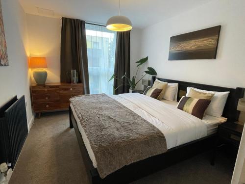 伦敦Lombok Apartment near Old Street,Islington,Angel的带一张大床和一扇窗户的卧室
