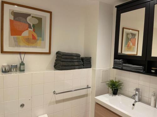 伦敦Lombok Apartment near Old Street,Islington,Angel的带水槽和镜子的白色浴室