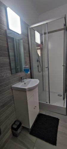 Bilik mandi di Andira Residence