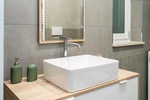 un bagno con un lavandino bianco e uno specchio di Marilù dream house a 800 mt dal mare di Formia a Formia