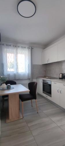 Dapur atau dapur kecil di Andira Residence