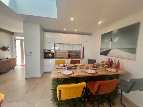 une cuisine et une salle à manger avec une table et des chaises dans l'établissement Villa Soleil, 300m de la plage, au Grau-dʼAgde