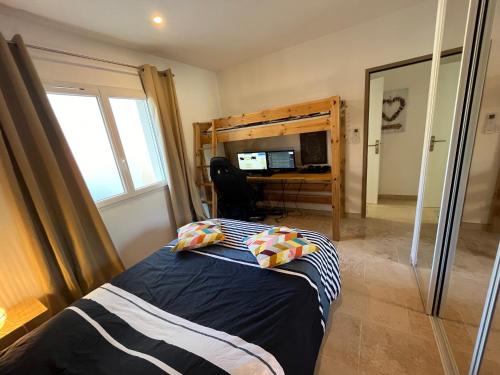 une chambre avec un lit, un bureau et une fenêtre dans l'établissement Villa Soleil, 300m de la plage, au Grau-dʼAgde