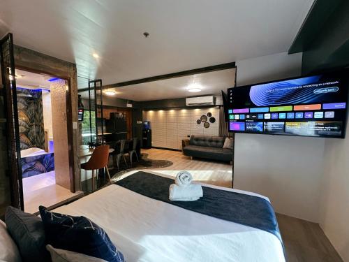 TV a/nebo společenská místnost v ubytování Blue Tulip - 4mins from Mactan Airport
