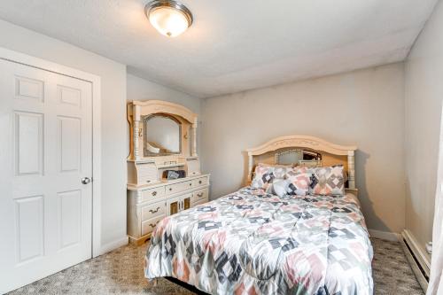 Ένα ή περισσότερα κρεβάτια σε δωμάτιο στο Seneca Falls Apartment about 3 Mi to Cayuga State Park
