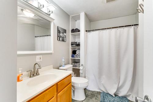 Ένα μπάνιο στο Seneca Falls Apartment about 3 Mi to Cayuga State Park