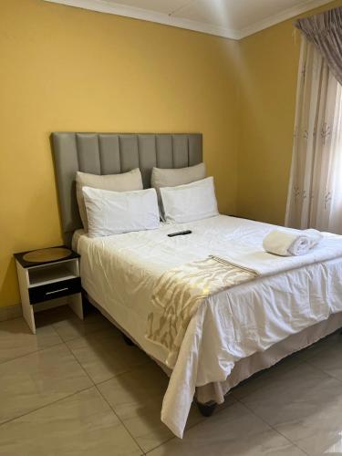Ένα ή περισσότερα κρεβάτια σε δωμάτιο στο NKGuestHouse