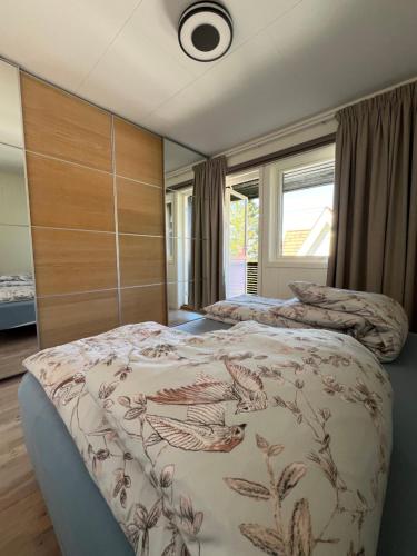 una camera da letto con due letti con copriletto floreale di Tromsø Arctic Villa with free parking a Tromsø