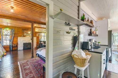 Una cocina o cocineta en Pine Chateau Guest Cabin with Mtn Views and Sauna!