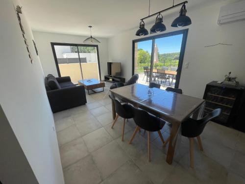 un salon avec une table et des chaises de salle à manger dans l'établissement Villa bedoin au pied du mont ventoux 4 pers, à Bédoin