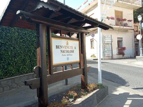 un panneau pour un musée dans une rue dans l'établissement La Casa di Ary alle pendici dell'Etna, à Nicolosi
