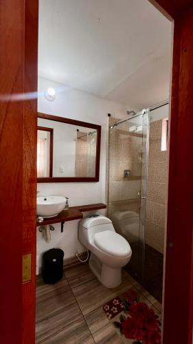 a bathroom with a toilet and a sink and a shower at Lindo Apartamento ubicado a 3 cuadras de Plaza Mayor in Villa de Leyva