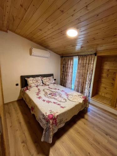 Katil atau katil-katil dalam bilik di Metenin tatil evleri