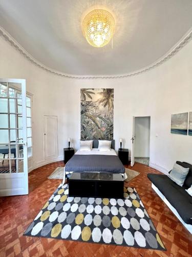 une chambre avec un lit et un tapis dans l'établissement SUNNY , terrasse, climatisation, centre ville, à Carcassonne