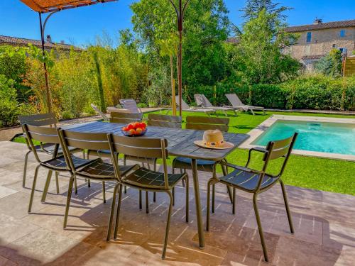 - une table et des chaises avec un bol de fruits dans l'établissement Villa Gabriel, un meublé de tourisme 3 étoiles au cœur de Goult, à Goult