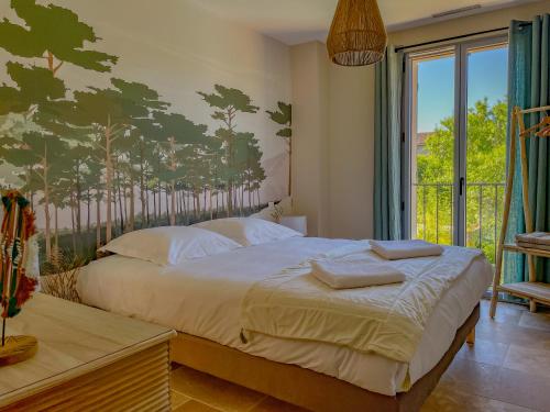 une chambre avec un lit et une grande fenêtre dans l'établissement Villa Gabriel, un meublé de tourisme 3 étoiles au cœur de Goult, à Goult