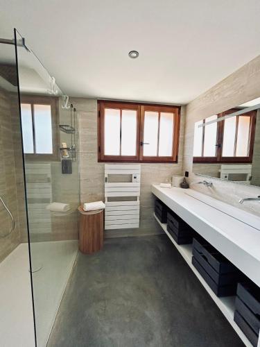 une salle de bain avec deux lavabos et une douche dans l'établissement La Villa Les Inséparables, à Lège-Cap-Ferret