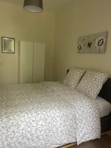 Appartement hyper-centre vue cathédraleにあるベッド