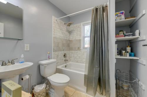 Vannituba majutusasutuses Renovated Charlotte Bungalow - 3 Mi to Downtown!