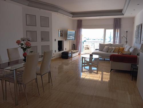 Sea front apartment in Puerto Banús