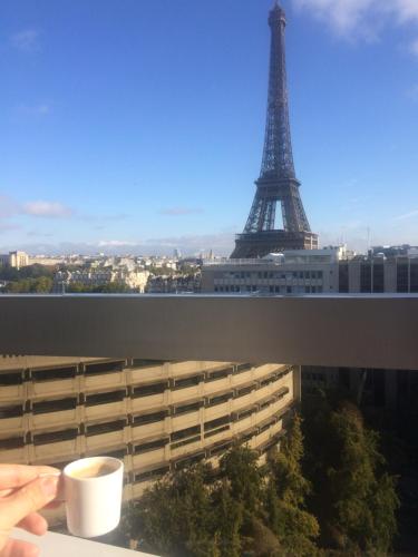 - une tasse de café devant la tour Eiffel dans l'établissement Eiffel Tower Incredible View, à Paris