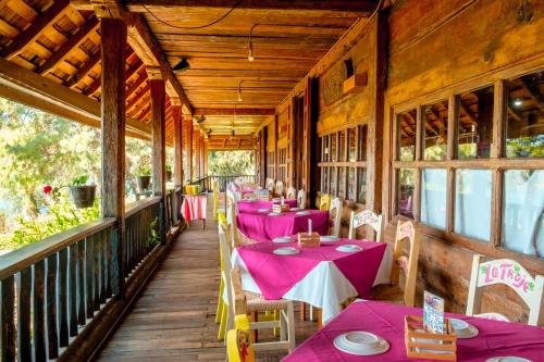Restaurace v ubytování Zirahuen Forest and Resort