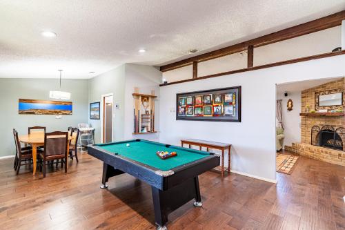 a room with a pool table and a dining room at ArtLens Casa in Schertz