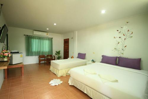 Ένα ή περισσότερα κρεβάτια σε δωμάτιο στο J.Holiday Inn Krabi