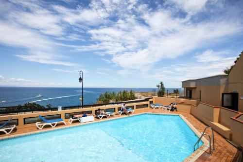 une piscine avec vue sur l'océan dans l'établissement Résidence Les Balcons de Collioure - maeva Home - Appartement 2 Pièces 4 Personnes Prestige - Vue mer MAE-3596, à Collioure