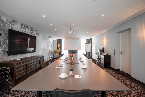 a large conference room with a long table and chairs at Boutique Hotel Germania in Munich