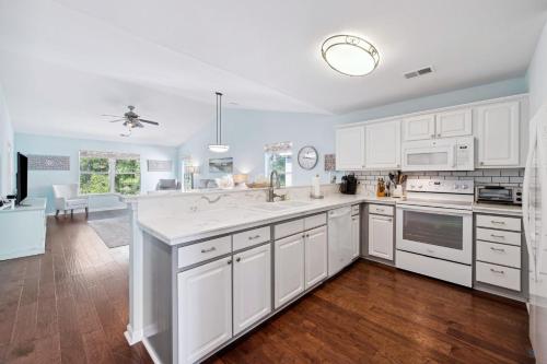 Η κουζίνα ή μικρή κουζίνα στο 35D True Blue on 10th Hole condo by Peace Vacations