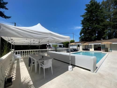 Photo de la galerie de l'établissement Le Pacha - Piscine - 2p - Reve au Mans, à Spay