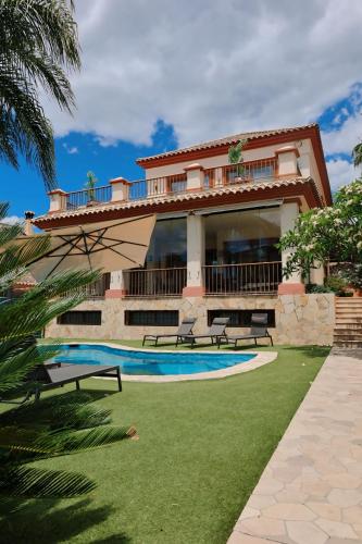 Precioso Chalet - Piscina- Garaje privado- Jardín