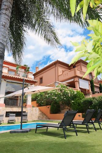 Precioso Chalet - Piscina- Garaje privado- Jardín