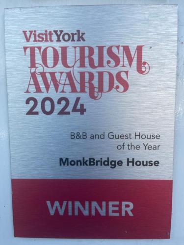 Sijil, anugerah, tanda atau dokumen lain yang dipamerkan di MonkBridge House