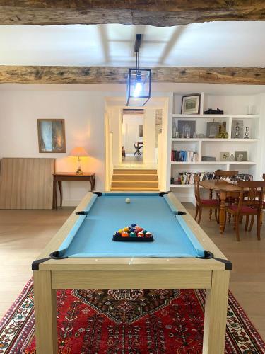 - une table de ping-pong dans le salon dans l'établissement Le Pressoir du Château de Neuville, Piscine & jeux - Famille & Amis, à Livarot