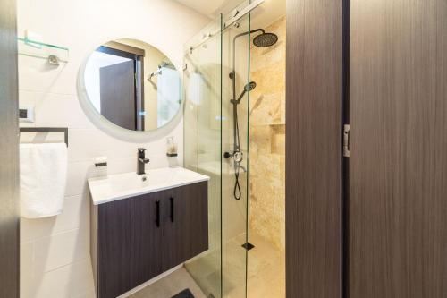 Un baño de Empyrean Art Deco