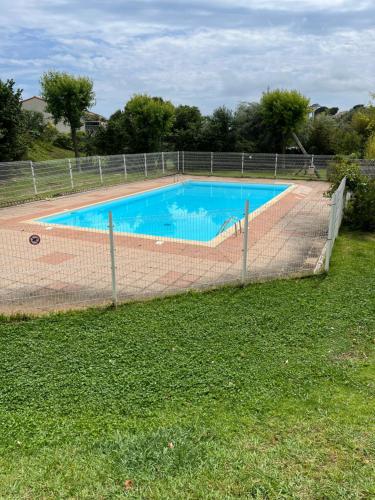 une piscine entourée d'une clôture dans l'établissement Appartement en Rez-de-jardin, à Nice