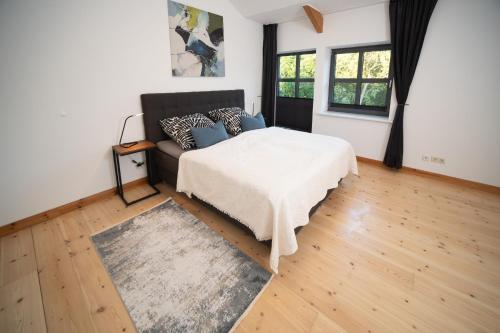 Ένα ή περισσότερα κρεβάτια σε δωμάτιο στο Ferienwohnung mit Seeblick