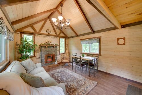 Χώρος καθιστικού στο Tranquil Creekside Cabin in Dutch Country!