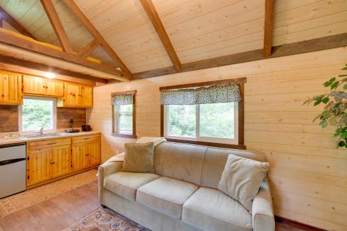 Η κουζίνα ή μικρή κουζίνα στο Tranquil Creekside Cabin in Dutch Country!