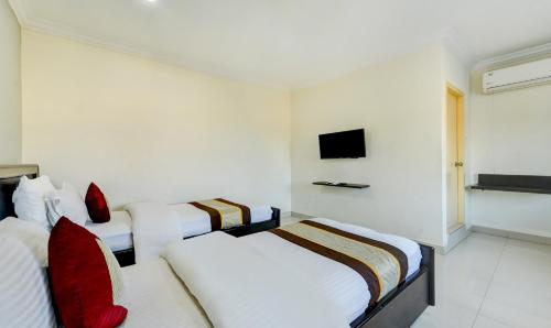 Ein Bett oder Betten in einem Zimmer der Unterkunft HOTEL SAlBALA INN - NEAR AIRPORT