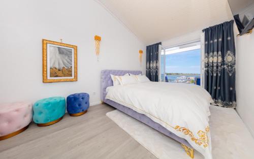 En eller flere senge i et værelse på Boutique Residence Sundays