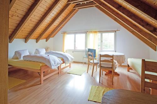 una camera da letto con due letti e un tavolo di Freihof Embrach a Embrach