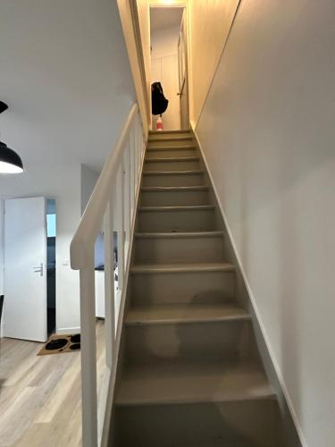 un escalier menant au deuxième étage d'une maison dans l'établissement Il grand maison, à Argenteuil